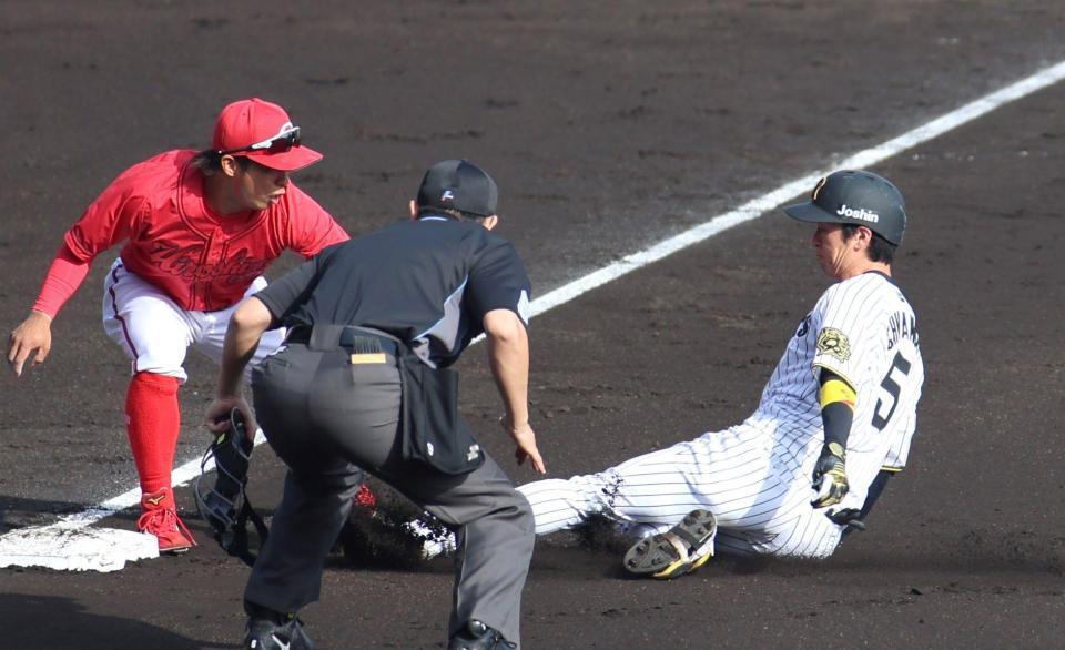 　６回、安打を放ったものの、三塁でタッチアウトになる近本（右）＝撮影・北村雅宏