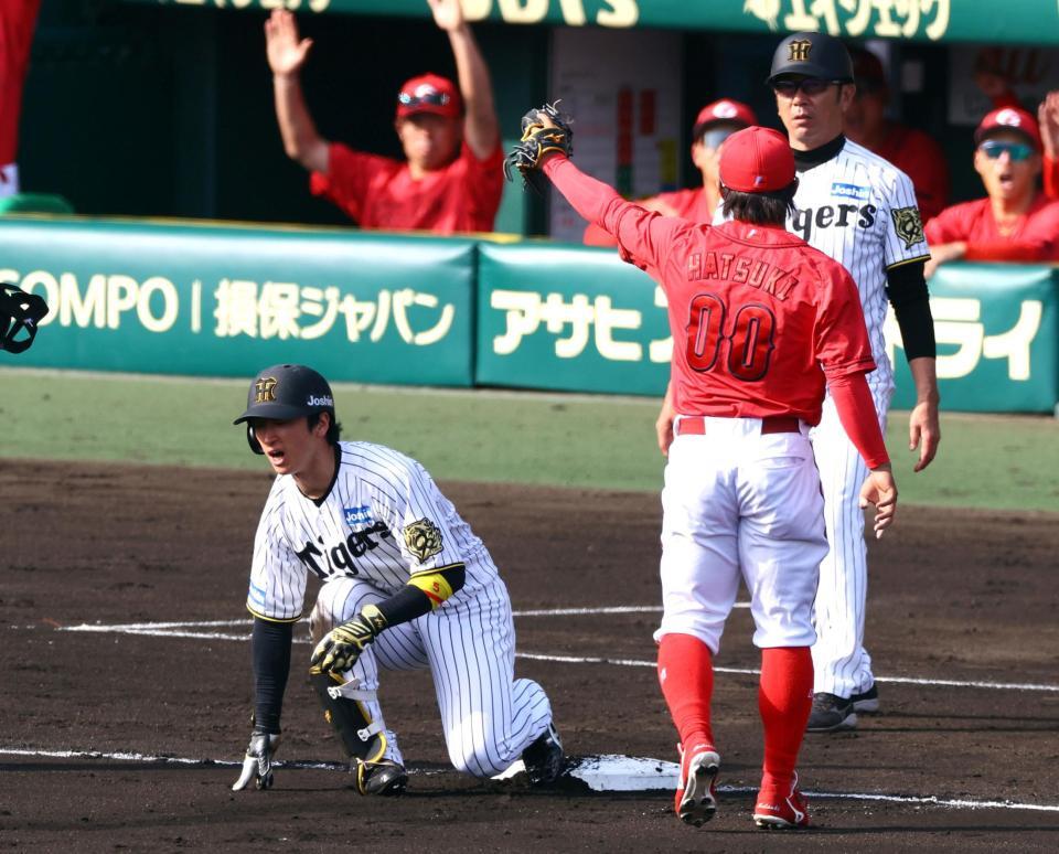 　６回、近本は左中間に二塁打を放ち三塁を狙うもタッチアウトになる（野手・羽月）＝撮影・山口登