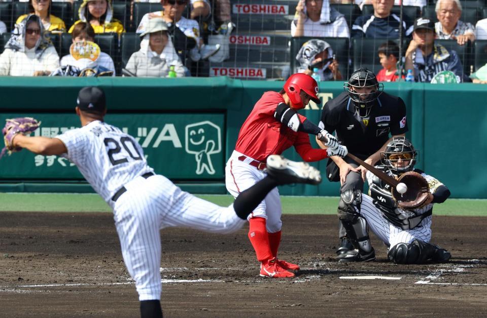 　２回、中前に２点適時打を放つ羽月（投手・デュプランティエ、捕手・坂本）＝撮影・山口登