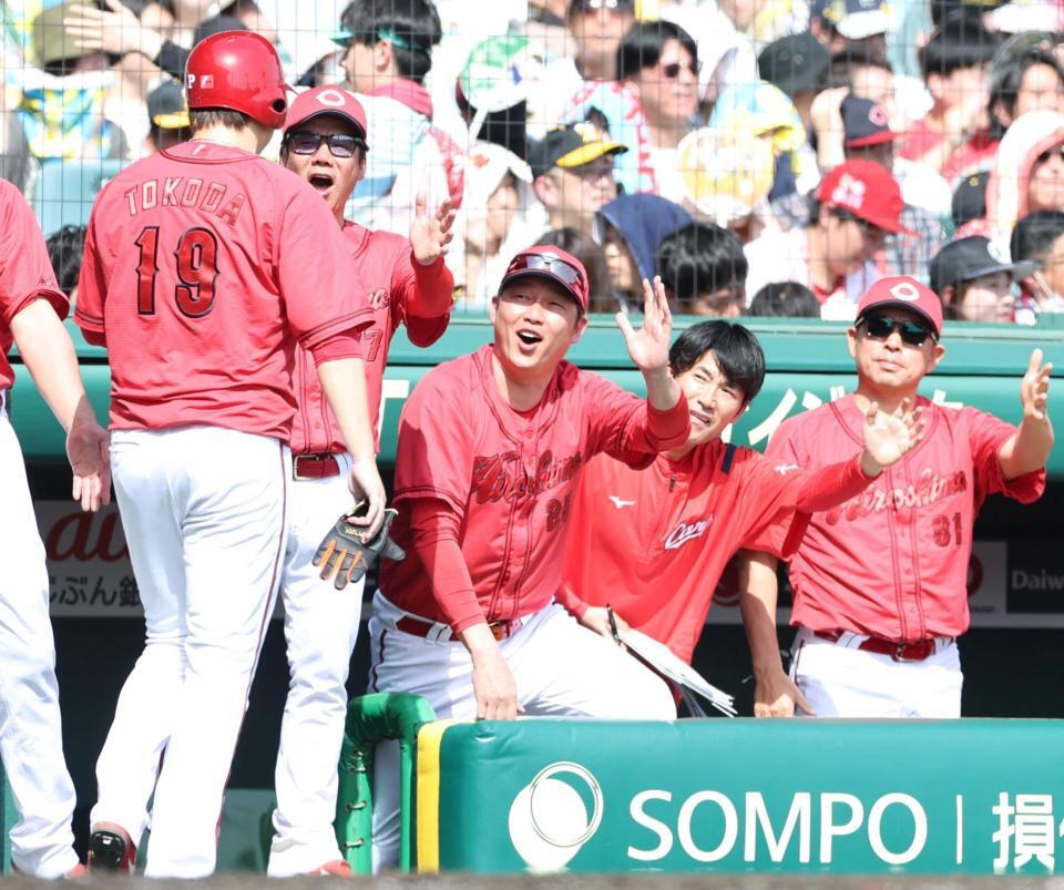 　２回、羽月の２点適時打で生還した床田（１９）を迎える新井監督（中央）＝撮影・中田匡峻