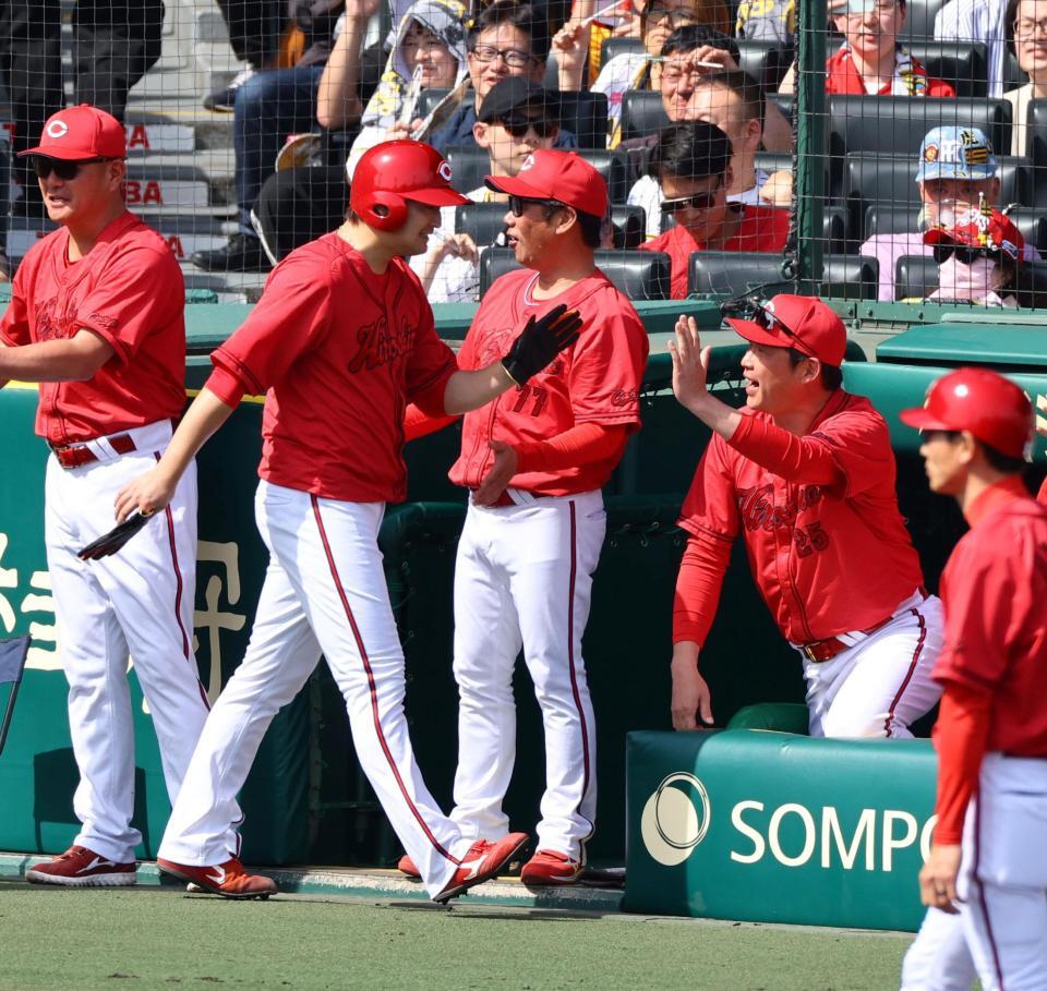 　２回、生還した床田を迎える新井監督（右から２人目）＝撮影・山口登