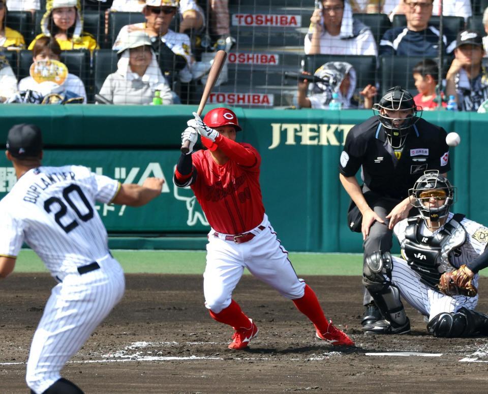 　２回、中前に２点適時打を放つ羽月（撮影・山口登）