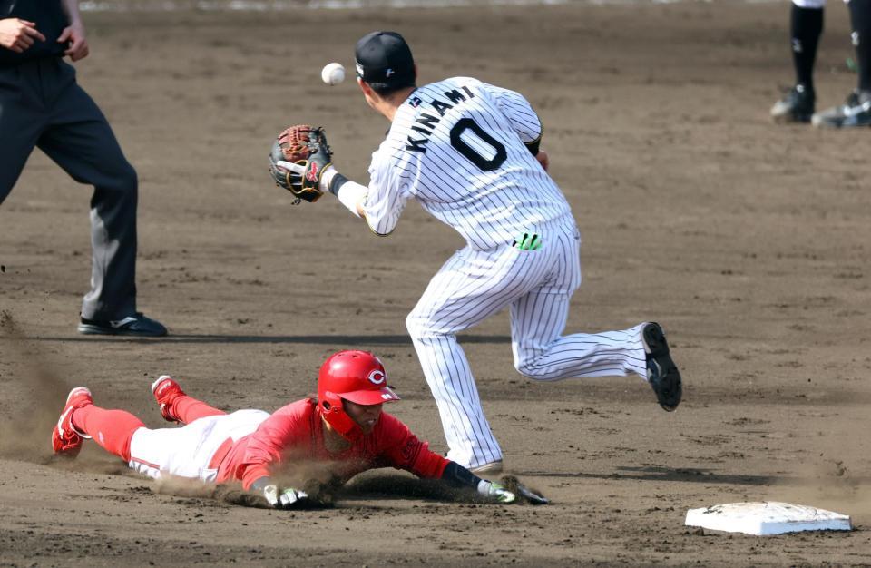 　５回、盗塁を決める羽月（野手・木浪）＝撮影・山口登
