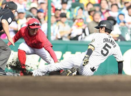 　６回、安打を放ち三塁を狙うもアウトになる近本