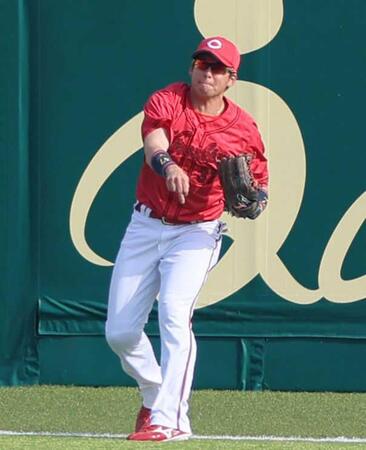 　６回、近本の安打を処理し、矢野に送球する野間