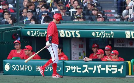 　８回、空振り三振に倒れベンチに戻る小園（中央）＝撮影・山口登