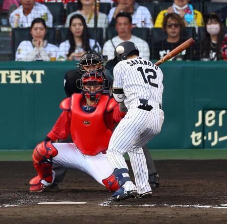 　８回、頭部に死球を受ける坂本（撮影・山口登）