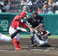 　２回、中前に２点適時打を放つ羽月