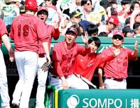 　２回、床田（１９）らを迎える新井監督（中央）