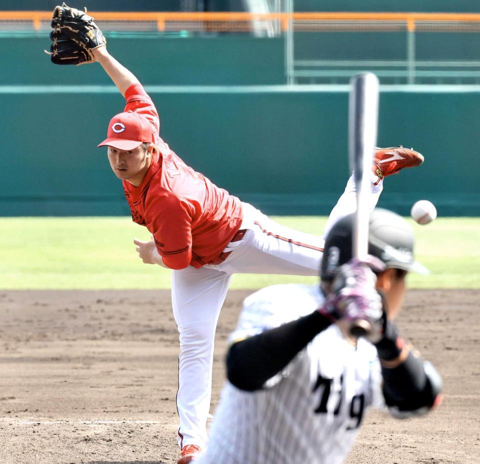 　２回、大山に投じる広島先発の床田（撮影・田中太一）