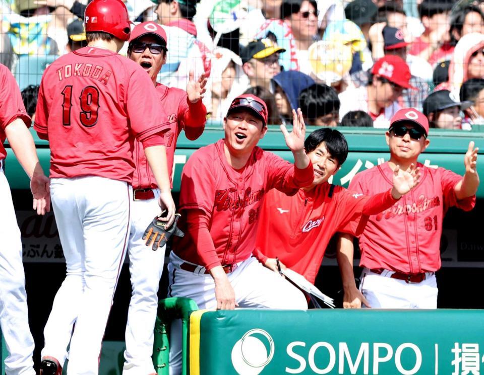 　２回、床田（１９）らを迎える新井監督（中央）