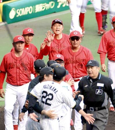 　８回、激高する藤川監督（２２）を制止する新井監督（奥中央）＝撮影・北村雅宏
