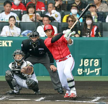 　７回、中前打を放つ中村奨（撮影・山口登）