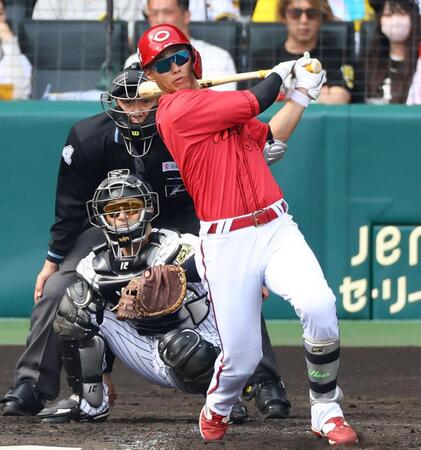 中村奨成のバットエンドに「44」 後輩の力も支え | 広島東洋