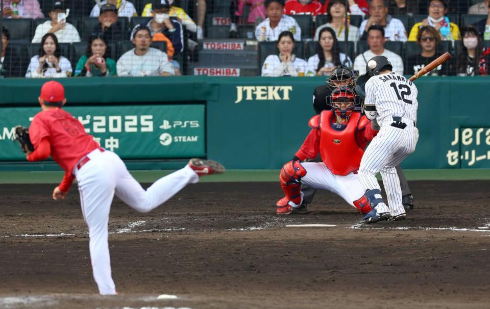 　８回、頭部に死球を受ける坂本。投手岡本（撮影・山口登）