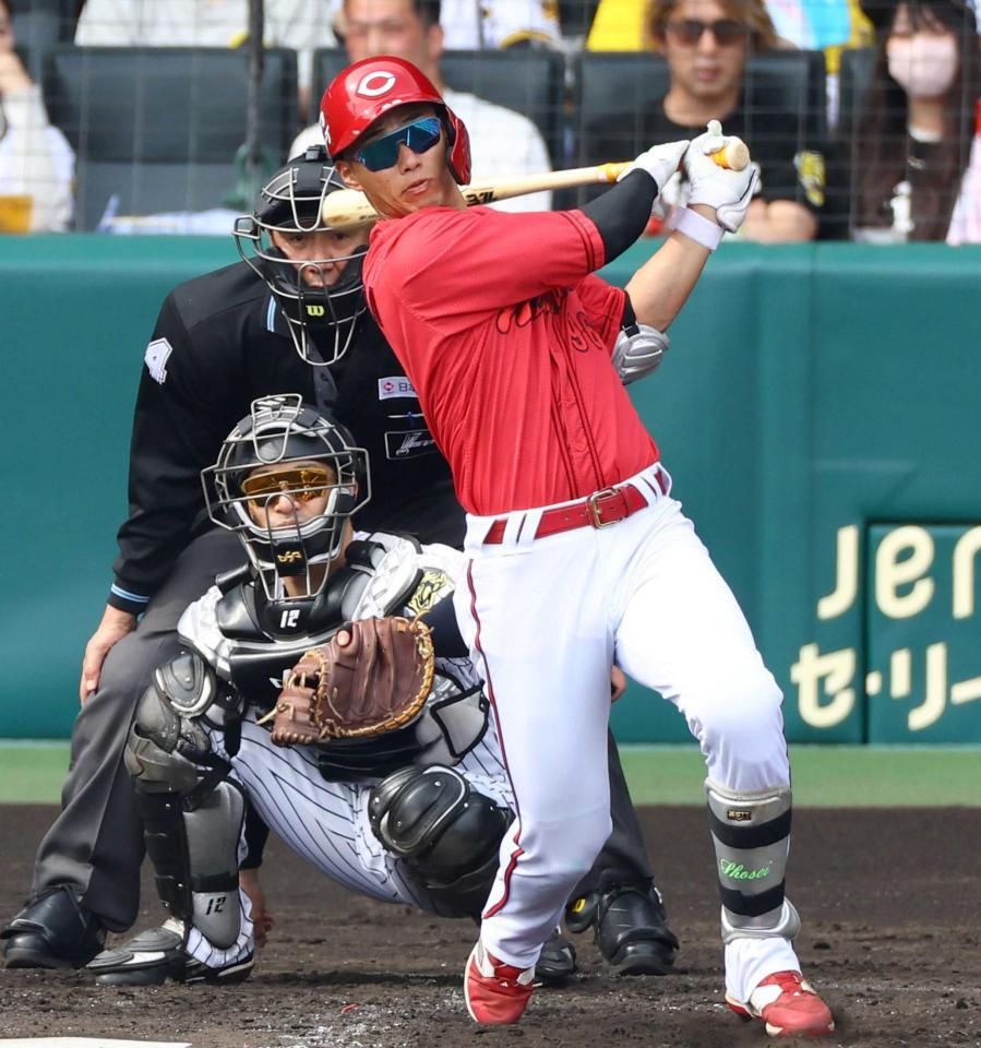 　４回、中前打を放つ中村奨