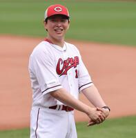 　リラックスして練習に臨む大瀬良（撮影・市尻達拡）