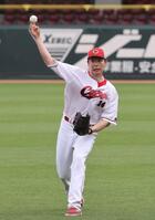 　キャッチボールをする大瀬良（撮影・市尻達拡）