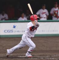 　４回、左翼へのタイムリー二塁打を放つ坂倉（撮影・市尻達拡）