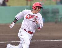 　４回、左翼へのタイムリー二塁打を放つ坂倉（撮影・市尻達拡）