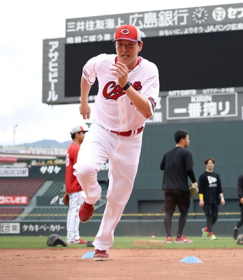 　ダッシュをする大瀬良（撮影・市尻達拡）