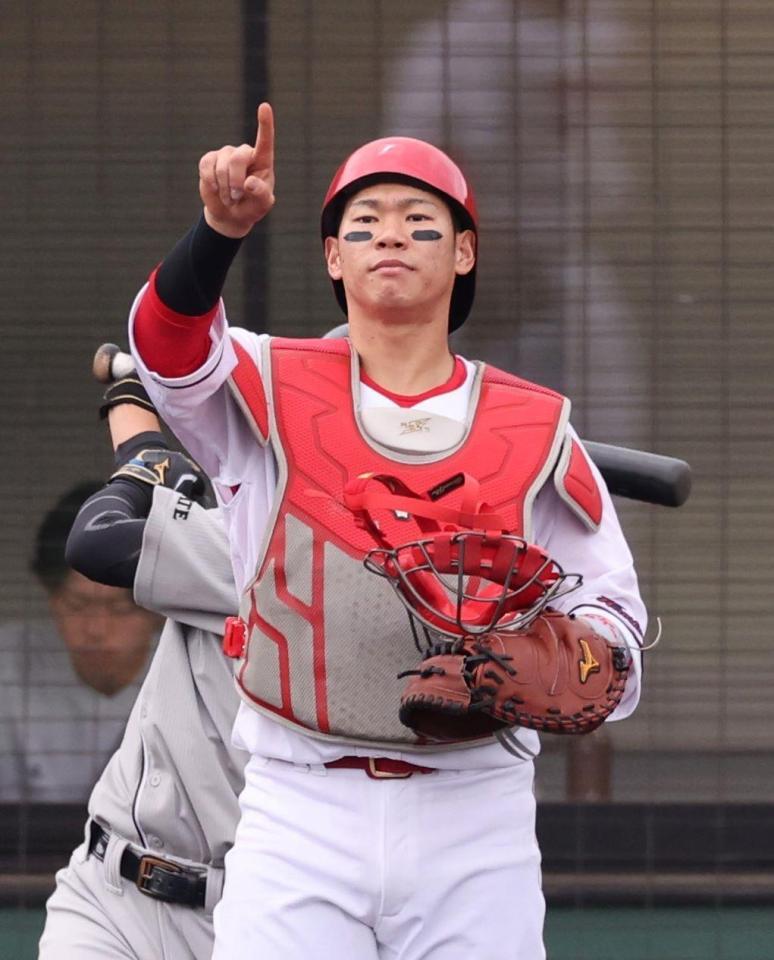 　ウエスタン・リーグのくふうハヤテ戦で実戦復帰し、ドミンゲスをリードした坂倉（撮影・市尻達拡）