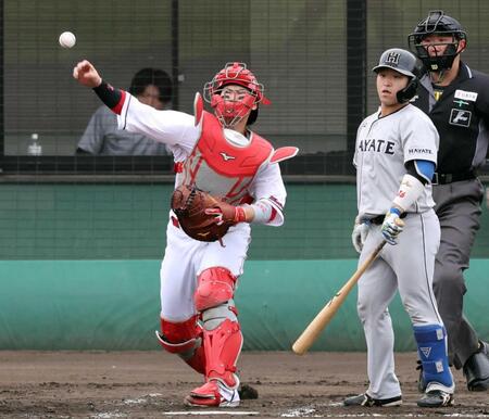 　３回、二盗阻止狙って、二塁へ送球する坂倉（撮影・市尻達拡）