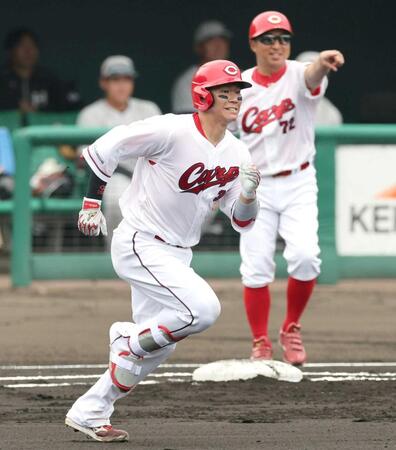 　１回、一塁手の失策で二塁へ向かう坂倉（撮影・市尻達拡）