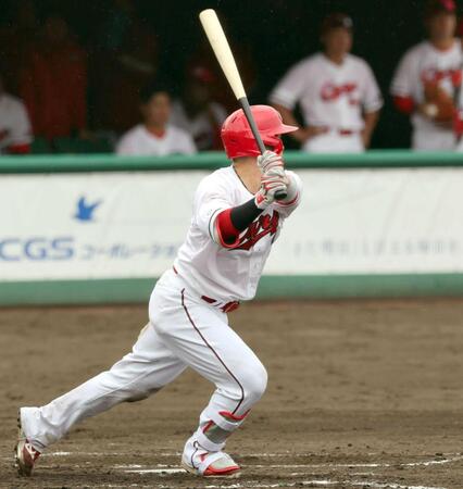 　４回、左翼へのタイムリー二塁打を放つ坂倉（撮影・市尻達拡）