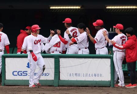 　１回、生還しナインとタッチを交わす坂倉（撮影・市尻達拡）