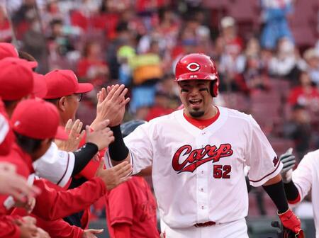 赤ヘル打線が初回から爆発　打者９人＆一挙４得点の猛攻でエース・大瀬良を援護　ヤクルト・石川を攻め立てる