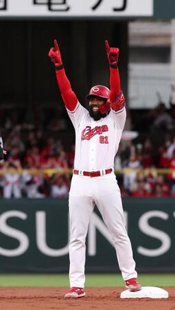 　１回、左中間への２点タイムリー二塁打を放ち、空を指さすファビアン（撮影・市尻達拡）