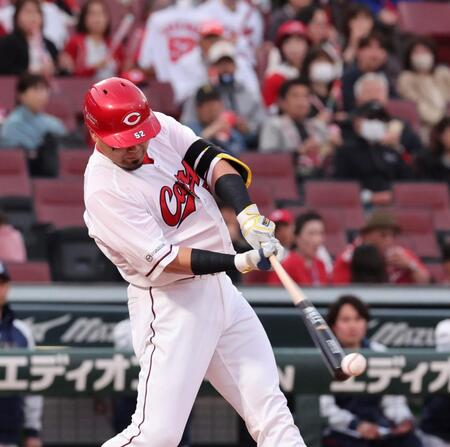 　１回、右前タイムリーを放つ末包（撮影・市尻達拡）