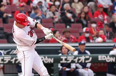 　１回、左翼線への二塁打を放つ中村奨（撮影・市尻達拡）