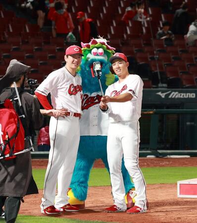 　ヒーローインタビュー後、自撮りをする大瀬良（左）と中村奨（撮影・市尻達拡）