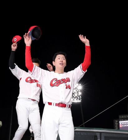 　ファンに声援に、手を振って応える大瀬良（撮影・市尻達拡）