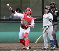 　３回、二盗阻止狙って、二塁へ送球する坂倉（撮影・市尻達拡）