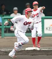 　１回、一塁手の失策で二塁へ向かう坂倉（撮影・市尻達拡）