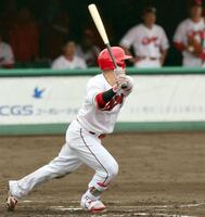 　４回、左翼へのタイムリー二塁打を放つ坂倉（撮影・市尻達拡）