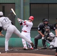 　１回、一塁への鋭い打球で失策を誘う坂倉（撮影・市尻達拡）