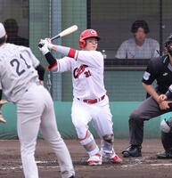 　２回、左飛に倒れる坂倉（撮影・市尻達拡）