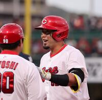 　１回、右前タイムリーを放ち、笑顔を見せる末包（撮影・市尻達拡）