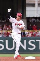 　１回、左翼線への二塁打を放ち、ガッツポーズする中村奨（撮影・市尻達拡）