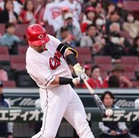 　１回、右前タイムリーを放つ末包（撮影・市尻達拡）