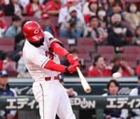 　１回、左中間への２点タイムリー二塁打を放つファビアン（撮影・市尻達拡）