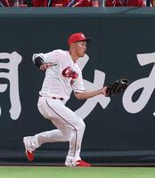 　３回、内山壮真の打球を好捕する中村奨（撮影・市尻達拡）