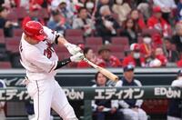 　１回、左翼線への二塁打を放つ中村奨（撮影・市尻達拡）