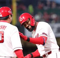 　２回、右前タイムリーを放ち、笑顔でタッチをするファビアン（撮影・市尻達拡）