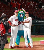 　ヒーローインタビュー後、自撮りをする大瀬良（左）と中村奨（撮影・市尻達拡）