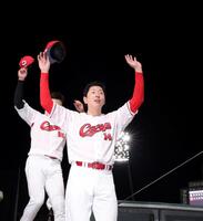 　ファンに声援に、手を振って応える大瀬良（撮影・市尻達拡）